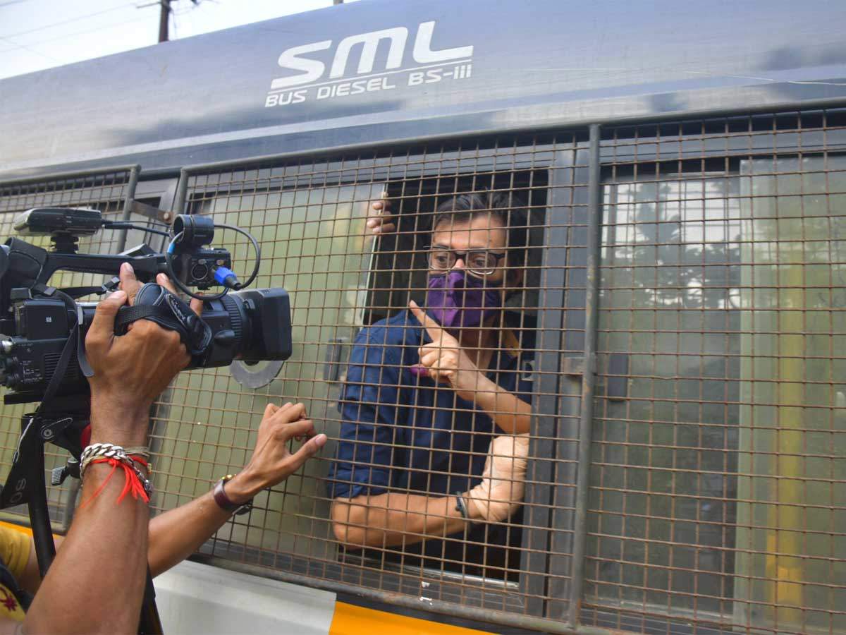 अर्णब की गिरफ्तारी के दौरान मुंबई पुलिस ने की अभद्रता? नए वीडियो में दिख रहा 'दूसरा सच'