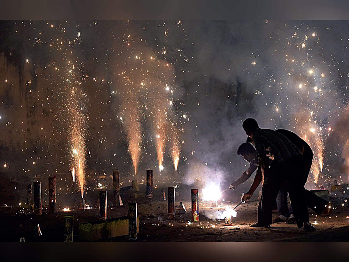 कानपुर, लखनऊ, मेरठ, नोएडा समेत उत्तर प्रदेश के 13 जिलों में पटाखों पर बैन, बाकी जिलों में भी सिर्फ ग्रीन क्रेकर्स को अनुमति