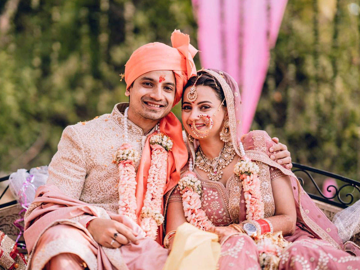 'मिर्जापुर 2' फेम प्रियांशु पेनयुली ने की गर्लफ्रेंड वंदना जोशी से शादी, तस्वीरों में देखें दूल्हा-दुल्हन की खूबसूरत जोड़ी