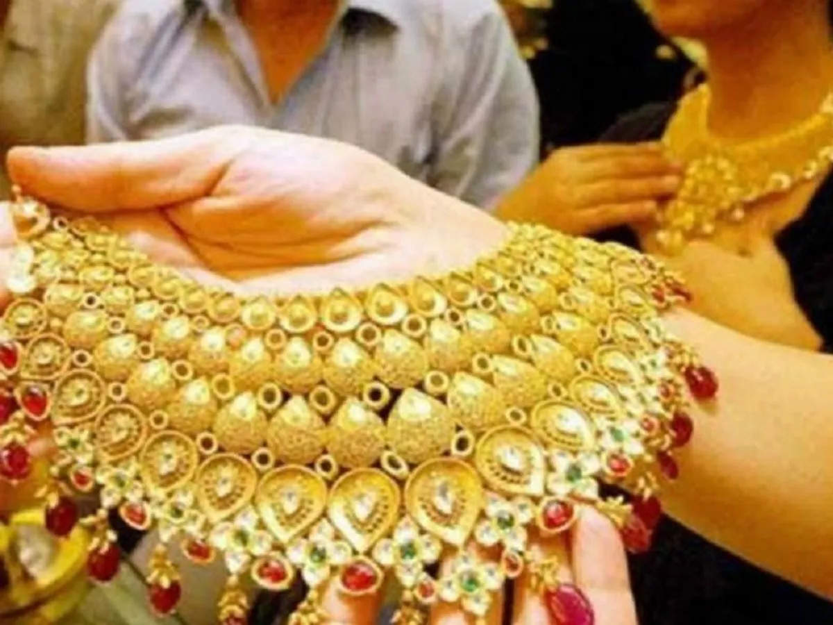 Gold Price: क्या कम हो रही है सोने की चमक? केवल इस महीने में 4000 रुपये हुआ सस्ता
