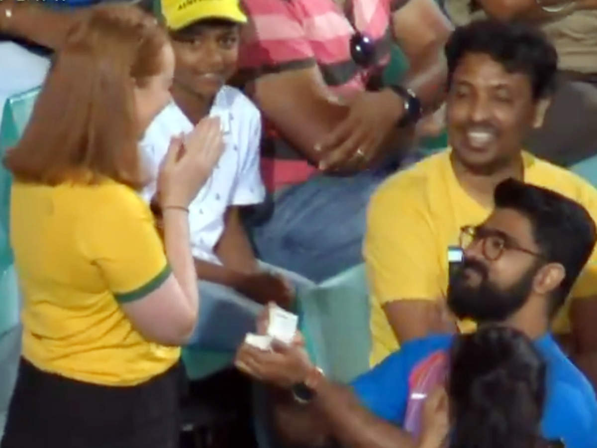 सिडनी वनडे के दौरान लड़के ने किया प्रपोज, गर्लफ्रेंड बोली 'Yes', किया किस