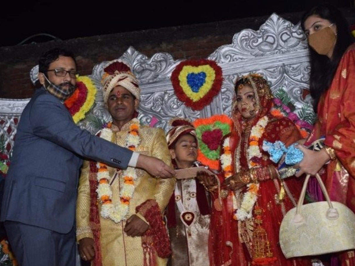 शहीद जवान की बेटी की शादी में पहुंचे डीएम, पिता को याद कर भावुक हो गई बिटिया