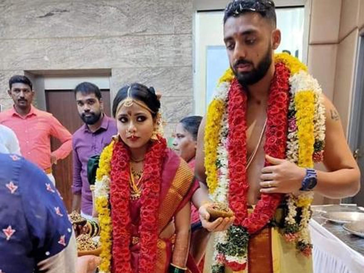 'मिस्ट्री स्पिनर' वरुण चक्रवर्ती ने की शादी, केकेआर टीम ने फोटो शेयर कर दी शुभकामनाएं