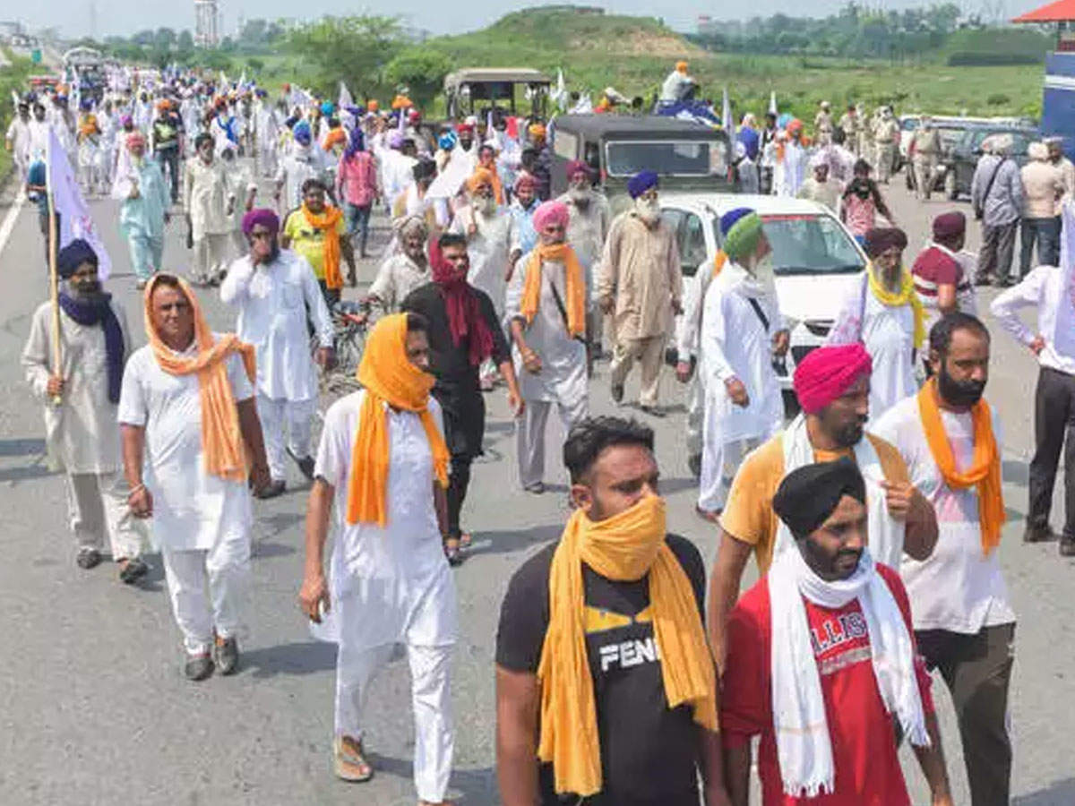 Farmers Protest: दिल्ली बॉर्डर की ओर बढ़ रहे 10,000 और किसान, राजधानी में आंदोलन और होगा तेज