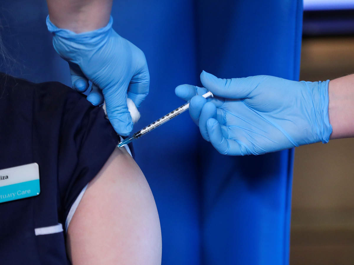 Corona Vaccination FAQs: वैक्सीन लग जाने के बाद भी क्या कोरोना वायरस शरीर में रह सकता है?