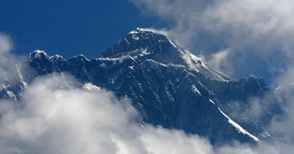 Mount Everest is 0.86 metres higher than previous measurement, announce Nepal and China