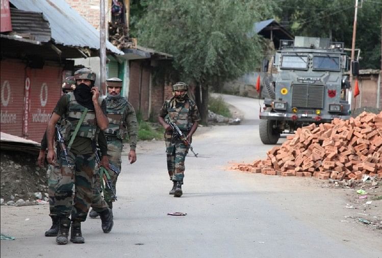 जम्मू-कश्मीरः पुंछ में सुरक्षाबलों और आतंकियों के बीच मुठभेड़, तीन आतंकी घिरे