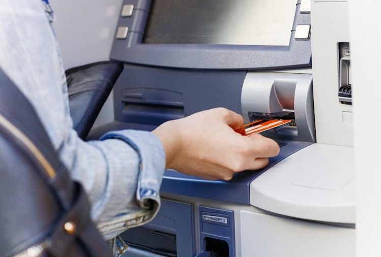 इस बैंक में है खाता तो हो जाएं सावधान, ATM से पैसे निकलाने के नियम में हुआ बदलाव