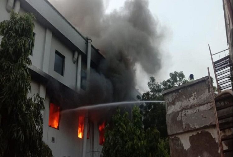दिल्ली : नेहरू प्लेस में एक इमारत में लगी आग, मौके पर दमकल विभाग की 5 गाड़ियां 