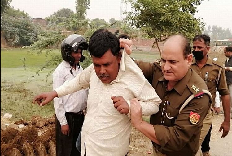मैनपुरीः खेत में पराली जलाने पर पांच किसानों को जेल, कॉलर पकड़कर ले गए प्रभारी निरीक्षक