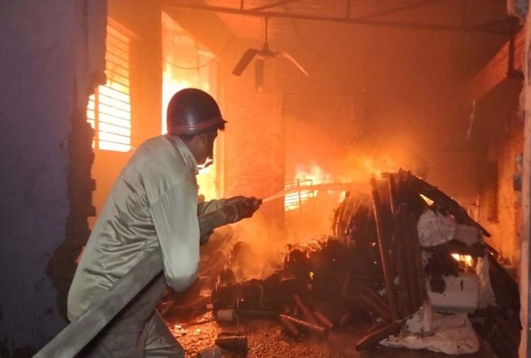 तमिलनाडु : मदुरै में आग बुझाते वक्त ढही इमारत, दो दमकल कर्मियों की मौत 