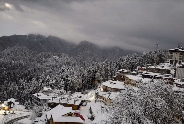 तस्वीरें: पहाड़ों ने ओढ़ी सफेद चादर, शिमला-मनाली में सर्दियों के मौसम का पहला हिमपात