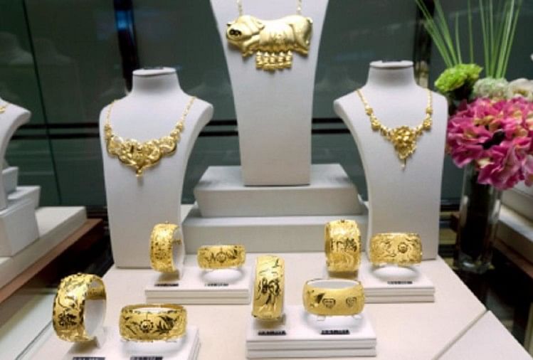 Gold Silver Price: लगातार चौथे दिन सस्ता हुआ सोना वायदा, चांदी में भी गिरावट