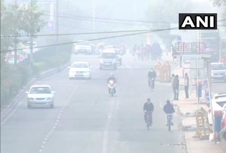 दिल्ली की हवा में फिर बढ़ रहा प्रदूषण, सोमवार सुबह ज्यादातर इलाकों का एक्यूआई 300 के पार दर्ज