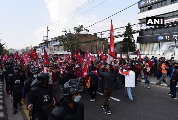 नेपाल: काठमांडू की सड़कों पर उमड़ा जनसैलाब, देश में राजशाही बहाल करने की मांग की