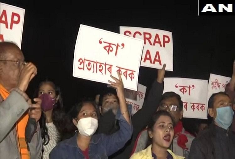असम में CAA के विरोध में प्रदर्शन, विजयवर्गीय बोले- राज्य सहयोग दे या न दे, कानून लागू करेंगे