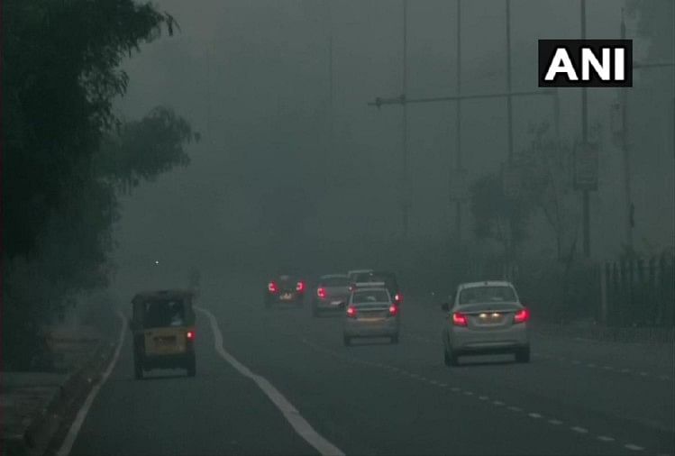 दिल्ली में बारिश के साथ बढ़ी ठंडक, दृश्यता भी कम, एनसीआर की हवा में सुधार