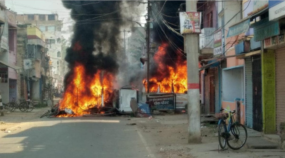 बिहार: मुंगेर में मूर्ति विसर्जन को लेकर फिर बवाल, आक्रोशित भीड़ ने थाने में लगाई आग - mobile
