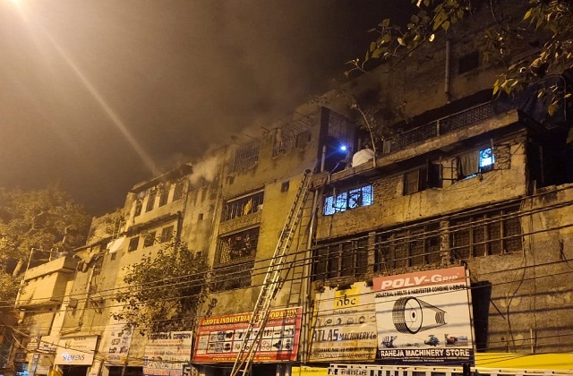 दिल्ली: GB रोड इलाके में 3 मंजिला इमारत में लगी भीषण आग, दमकल की 8 गाड़ियां मौके पर - mobile