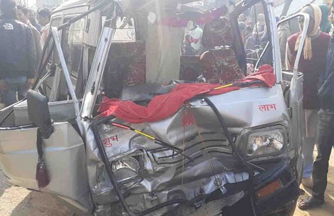 कानपुर में भीषण सड़क हादसा: GT रोड़ पर बस और वैन की टक्कर में 3 की दर्दनाक मौत - mobile