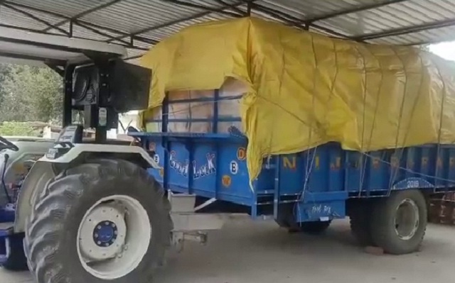 हरियाणा से पंजाब ले जाया जा रहा था यूरिया, कृषि विभाग के अधिकारियों ने पकड़ा - mobile