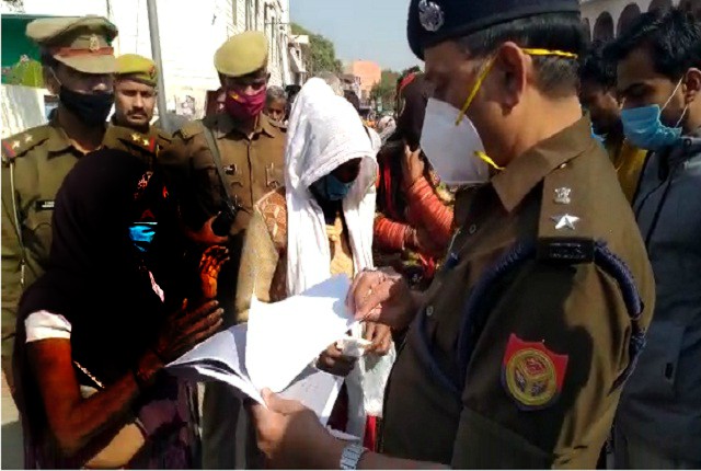 शर्मनाकः UP पुलिस ने रेप पीड़िता को थाने से भगाया! युवती ने IG से लगाई न्याय की गुहार - mobile