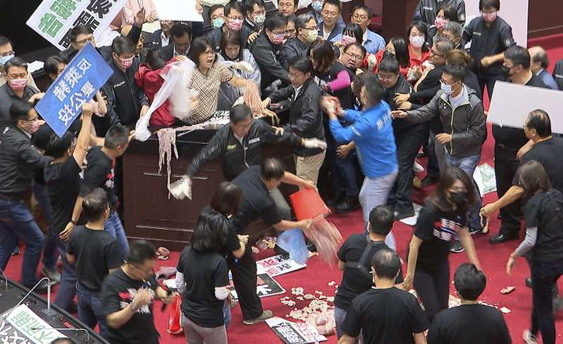 ताइवान संसद में अमेरिकी पोर्क को लेकर भिड़े सांसद, एक-दूसरे  फेंकी सूअरों की आंतें ! (Video) - mobile