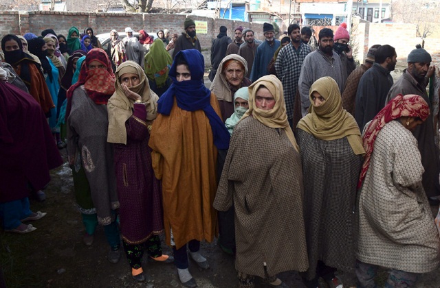 जम्मू-कश्मीरः DDC चुनाव में दिखा लोगों का उत्साह, पहले चरण में 52 फीसदी वोटिंग - mobile