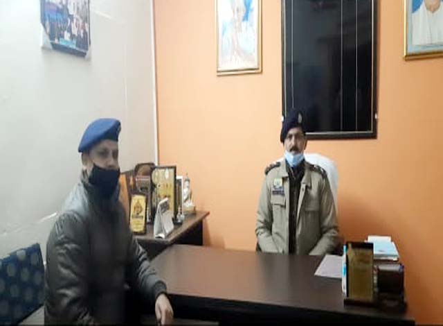 SP सिरमौर ने किया पांवटा साहिब और पुरुवाला पुलिस थाने का निरीक्षण - mobile