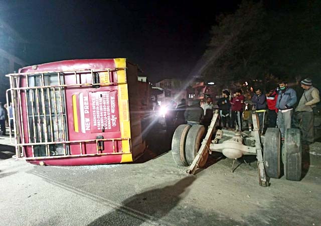 पठानकोट-मंडी NH पर चलती बस के टायर खुले, 2 यात्री घायल - mobile