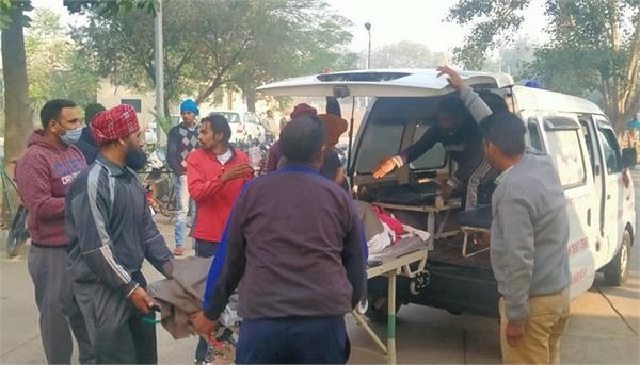 विवाह समारोह में जा रही बैंड पार्टी की इनोवा टिप्पर से टकराई, 2 की मौत, 5 घायल - mobile