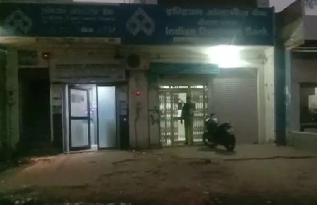 UP में बेखौफ बदमाश: आगरा में कर्मचारियों को बंधक बनाकर बैंक से लूटे 57 लाख - mobile