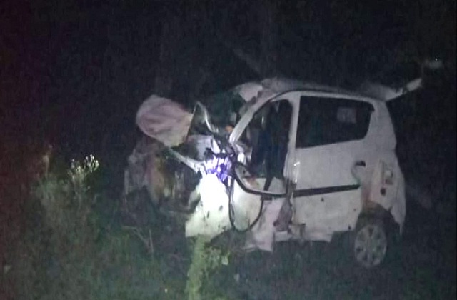 सड़क हादसा: अनियंत्रित होकर पेड़ से जा टकराई कार, तीन युवकों की मौत - mobile