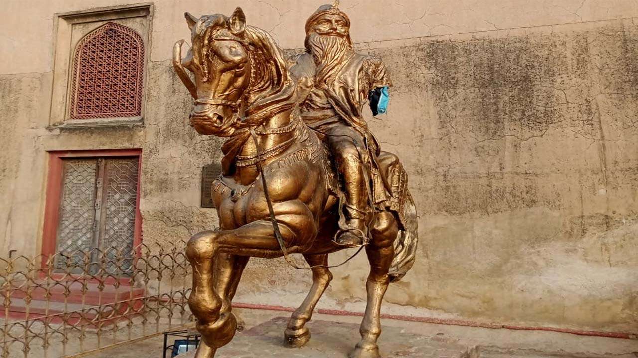 पाकिस्तान में उपद्रवियों ने  तोड़ डाली महाराजा रणजीत सिंह की प्रतिमा - mobile