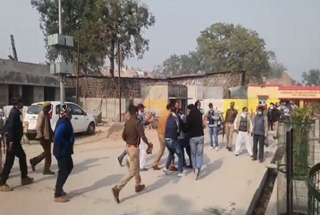मतदान केंद्र पर पुलिस व्यवस्था की खुली पोल, भाजपा बूथ एजेंट ने मतदाता को जमकर पीटा - mobile