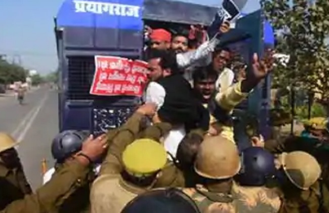 किसान यात्रा: प्रयागराज में 100 से अधिक SP कार्यकर्ता हिरासत में, इविवि के छात्रनेताओं में नाराजगी - mobile