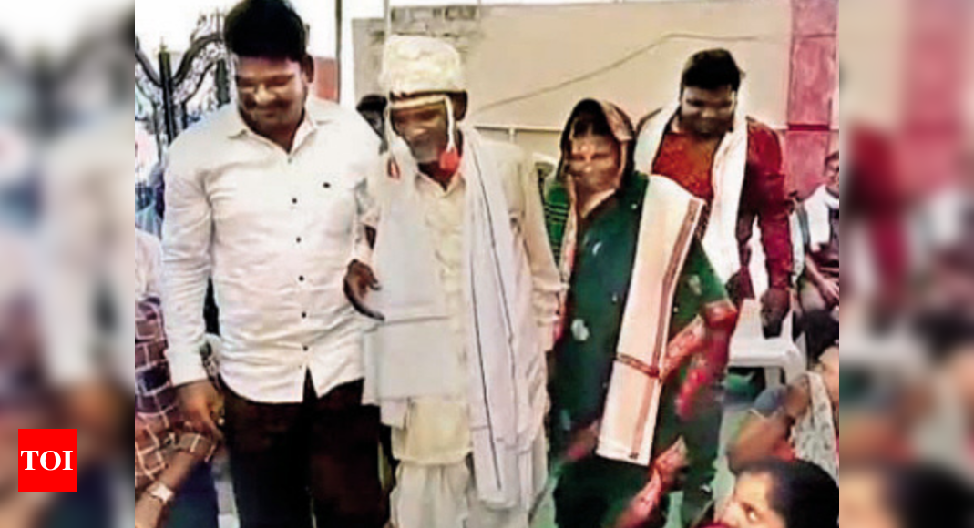 Maharashtra: Groom, 81, bride, 72, renew vow taken in 1955, great-grandkids among baraatis | Nagpur News - Times of India