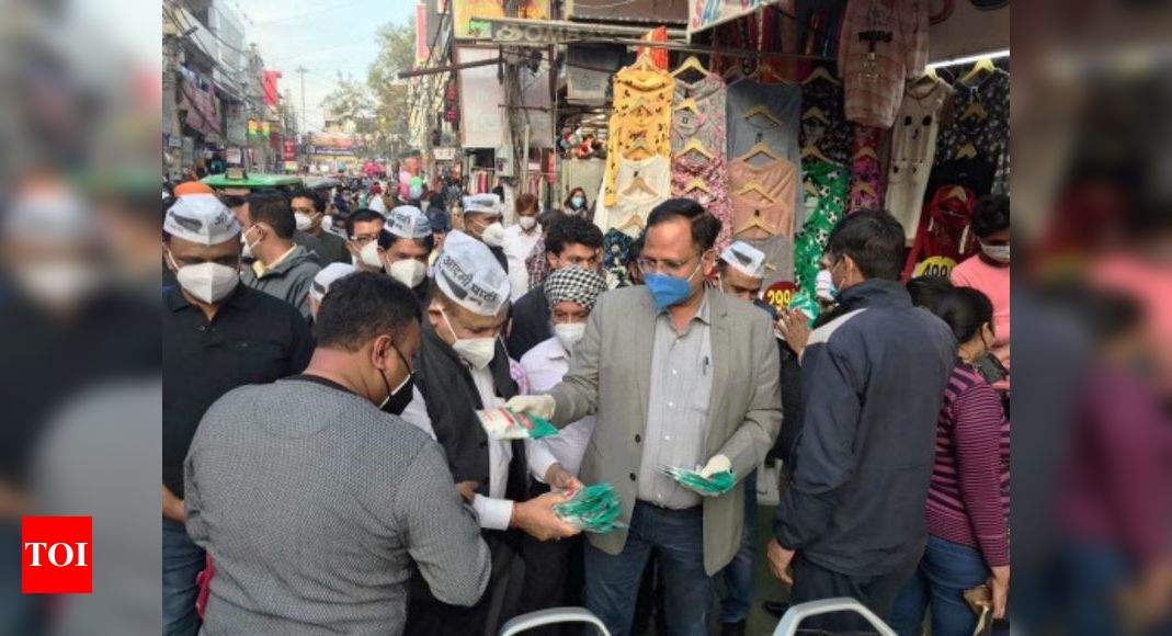 AAP organises free mask distribution campaign in Delhi | Delhi News - Times of India