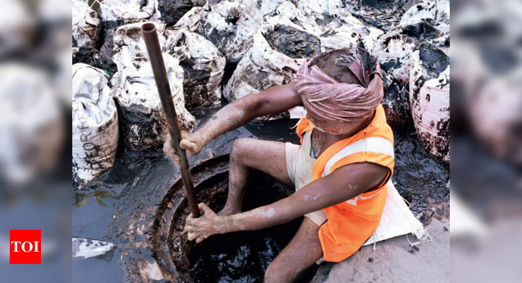 Maharashtra: Seven die cleaning sewers in a year as housing societies refuse to come on board | Mumbai News - Times of India