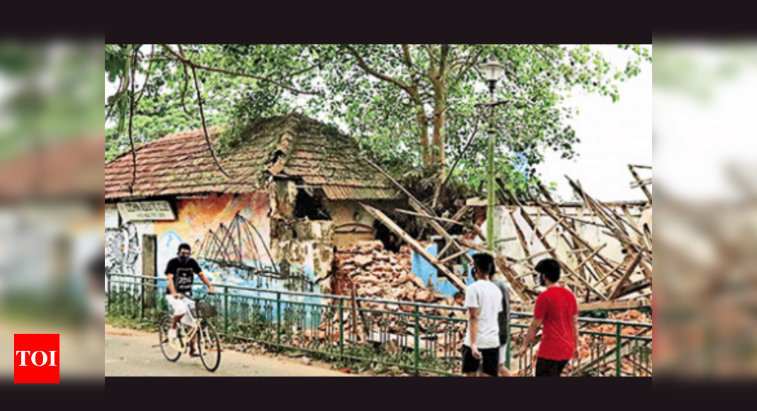 KMRL pulls down historic building | Kochi News - Times of India