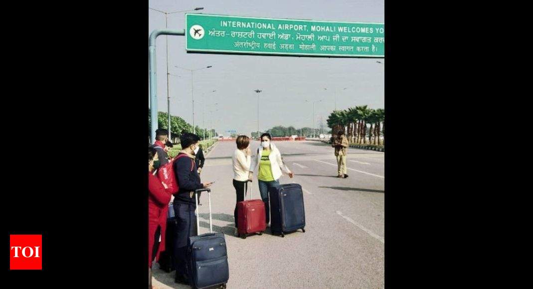 Mohali: Cops help, ferry flyers to airport | Chandigarh News - Times of India