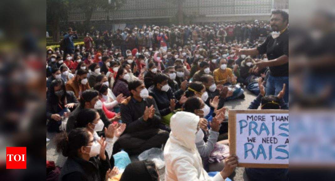 Delhi HC restrains AIIMS nurses union from continuing strike | Delhi News - Times of India