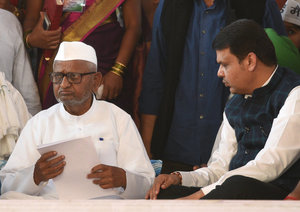 Anna Hazare ends his 7-day-long hunger strike after meeting Devendra Fadnavis