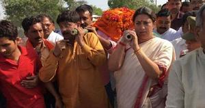 Amethi BJP worker shot dead, Smriti Irani turns pallbearer in his funeral