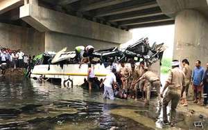 Delhi-bound bus skids off Yamuna Expressway into drain, 29 killed